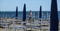 Concessioni balneari, niente gare e il 70% paga allo Stato meno di 2.500 euro l’anno. Per il fisco due su tre non dichiarano abbastanza