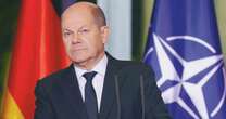 Scholz a Solingen dopo l’attacco terroristico: “Ora una stretta sulle armi e espulsioni rapide di chi non ha diritto di restare in Germania