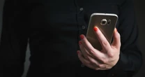 Bavaglio social, Instagram ha deciso di oscurare i post che trattano di politica e temi sociali. E l’Ue indaga sulle violazioni