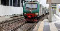 Gatto sotto un treno a Roma Termini: i Vigili del fuoco fermano la partenza del convoglio per Palermo e lo salvano