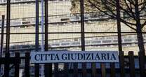 Imputato per furto esce da un’udienza e ruba una biciletta nel cortile del Tribunale: arrestato