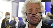Grillo agli eletti: “Conte deve studiare cos’è il M5s. Sul nuovo statuto osservazioni in corso, entro pochi giorni ci siamo”. Sui due mandati: “Io a favore, ma votano gli iscritti”