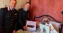 Anziana di 92 anni sola a Natale, i carabinieri la vanno a trovare e le regalano un giradischi e i vinili con le sue canzoni preferite