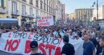 Da Scampia al centro di Napoli, gli sfollati in corteo: “Da giorni viviamo fuori casa, siamo esausti. Servono soluzioni dignitose”