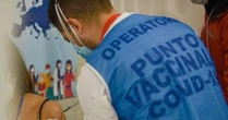 Napoli, 60enni pretendono il vaccino Pfizer: insulti e minacce ad operatori sanitari nell’hub di Mostra d’Oltremare. Interviene la polizia