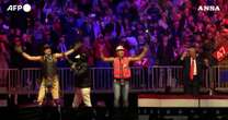 Trump al comizio di pre insediamento: invita i Village People e balla e canta con loro Ymca. Le immagini dalla Capitol One Arena