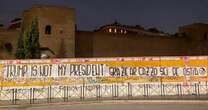 “Trump is not my president. E grazie ar c***o sei de Ostia”, lo striscione che è diventato virale a Roma