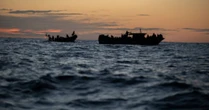 Migranti, quasi 1000 persone nell’hotspot di Lampedusa: via ai trasferimenti. Nella notte altri due sbarchi