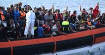 Migranti, almeno cinquanta morti in un naufragio al largo delle Canarie. La ong: “Per giorni alla deriva senza essere salvati”