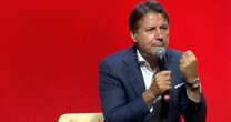 Giuseppe Conte si rivolge al pubblico della festa del Pd: “Vi fidate di Renzi?”, si leva un coro di “Nooo”