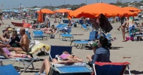 Inflazione, anche a giugno prezzi in salita dello 0,8% ma le vacanze rincarano di più: hotel, aerei e biglietti del treno molto sopra la media