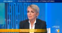 Pascale contro Meloni: “Il fatto che sia donna non significa che sia la più brava. Il suo governo? Bocciato, ipocrita dalla doppia morale”. Su La7