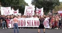 Calcio, proteste dei tifosi del Torino contro il presidente Urbano Cairo. Migliaia in corteo fino allo stadio