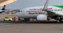 Blitz dei “No Cpr” a Malpensa: gli attivisti irrompono nella pista e bloccano il volo in partenza per il Marocco – Video