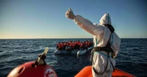 Migranti, naufragio al largo della Tunisia: 2 morti, almeno 23 dispersi. “Il confine europeo continua a uccidere”