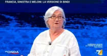 Bindi a La7: “Prendere un volo dall’aeroporto Berlusconi? Veramente sono venuta in treno”. E attacca Meloni su spese militari