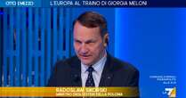 Il ministro polacco Sikorski a La7: “Migranti Bielorussia sono agenti di Putin da infiltrare in Ue. Guerra in Ucraina? Kiev deve vincere”