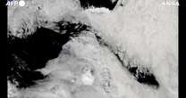 L’iceberg più grande del mondo si ferma a 70km da un’isola antartica: le immagini satellitari della Nasa