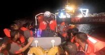 A bordo della nave di Emergency, l’operazione di salvataggio in presa diretta: a notte fonda recuperati 41 naufraghi (video)