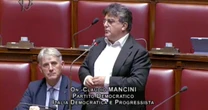 Rissa alla Camera, l’attacco di Mancini (Pd) alla maggioranza: “20 contro 1 è atteggiamento fascista. Da soli siete sempre scappati”