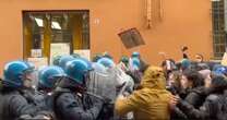 La ministra Bernini all’inaugurazione dell’anno accademico di Bologna, scontri tra studenti e polizia al corteo di protesta