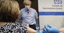 Variante indiana, lo studio: “I vaccinati con Pfizer sviluppano meno anticorpi efficienti”. E ora Londra teme la terza ondata Covid