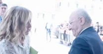“Benvenuta”. “Grazie, gentilissimo”: il gelido saluto tra la premier Meloni e Vincenzo De Luca a Bagnoli (video)