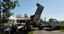 Abbandona due divani sulla strada, la polizia lo individua e glieli scarica davanti a casa: il video dalla Bergamasca