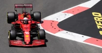 Gp di Baku, pole position per Charles Leclerc su Ferrari: dietro di lui Lewis Hamilton e Max Verstappen. Quinto posto per Carlos Sainz
