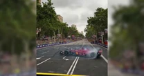 Carlos Sainz sulla Ferrari tra le strade di Barcellona: l’esibizione sulla monoposto per i fan – Video