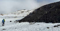 A un passo dalla colata lavica dell’Etna: rotolano massi incandescenti dal cratere di sud-est. Il video