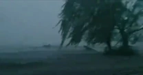 Nubifragio in Lombardia, cielo scuro, fulmini e vento: le impressionanti immagini del lago di Varese in tempesta