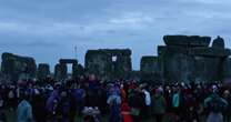 Solstizio d’inverno, centinaia di persone a Stonehenge per la cerimonia tradizionale: le immagini