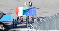 Un giorno intero per 16 pratiche, nessuna postazione per valutare l’età dei migranti: l’esordio della missione albanese del governo Meloni