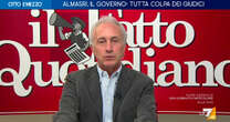 Travaglio a La7: “Informativa di Nordio e Piantedosi? Gag comica irresistibile, mancano solo le cavallette e sono meglio di Belushi”