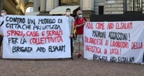 Milano, la protesta delle Brigate volontarie davanti al Comune contro “un modello di città che privatizza”