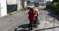 Roma, due bambini trovati denutriti con segni di bruciature e morsi sul corpo: arrestati la madre e il compagno
