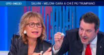 Scontro Gruber-Salvini. “La smetta con le fake news”. “Le ho portato i Baci Perugina, peace and love”. E Santoro ironizza: “A me niente bacio?”