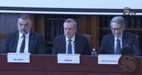 “Vedo che guardate l’orologio, quindi vi ringrazio per l’attenzione”: Draghi chiude così l’audizione con i parlamentari – Video