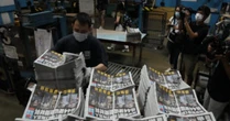 Hong Kong, dopo il blitz in redazione e gli arresti il tabloid Apple Daily fa il tutto esaurito e vende 500mila copie