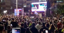 L’esercito israeliano prende in consegna le tre donne rilasciate da Hamas, il lungo applauso dalla piazza degli ostaggi a Tel Aviv