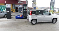 Benzina e diesel sempre più cari, 9 euro in più per un pieno. Inflazione ferma all’1,3% in giugno. Scende in Germania