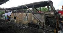 Thailandia, bus scolastico in fiamme: morti 22 bambini e 3 insegnanti. “Incendio partito da una ruota”. Il caso dell’autista fuggito