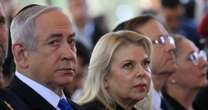 Sara Netanyahu nei guai, la procura vuole indagare su di lei: “Ha cercato di intimidire un testimone nel caso di corruzione del marito”