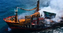 Sri Lanka chiede aiuto all’India per impedire l’affondamento della nave in fiamme: “Se c’è stata negligenza, responsabili saranno puniti”