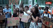 “Che Italia arriverà nel mondo? È una vergogna”: la protesta sotto alla Regione Lombardia per dire “no” all’aeroporto intitolato a Berlusconi