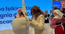 La ministra Santanchè balla con Pulcinella: così ha inaugurato la Fiera del turismo a Milano – Video