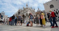 Venezia, ora il Comune vuol raddoppiare il ticket di ingresso: costerà dieci euro nei giorni più affollati. “Obiettivo scoraggiare gli arrivi”