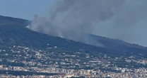 Napoli, incendio nel parco nazionale del Vesuvio: l’alta colonna di fumo visibile dal golfo