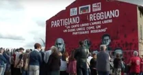 Autostrade ha chiesto di rimuovere il murale per i partigiani sulla A1: “Distrae”. Sindaco: “Si trovi una soluzione, ma non lo cancelliamo”
